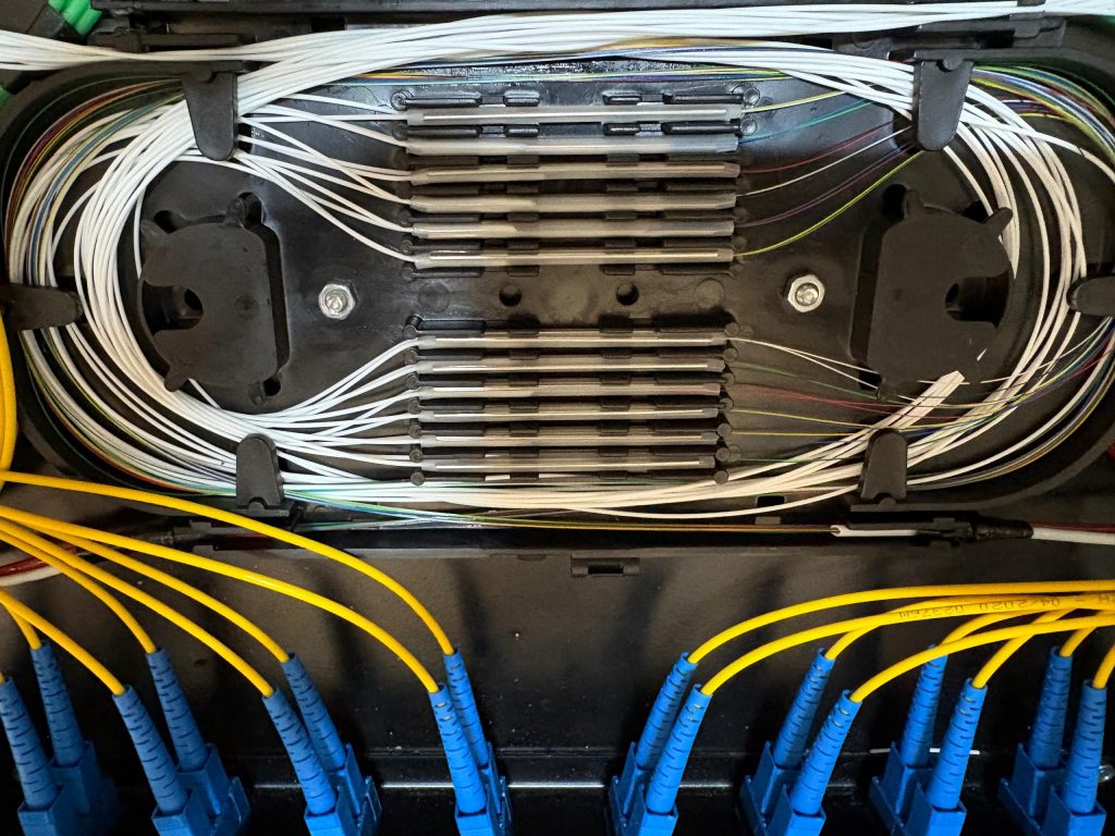 راه‌اندازی زیرساخت پسیو فیبر نوری سیستم نظارت تصویری (CCTV) واحد HDPE2 شرکت پتروپالایش کنگان