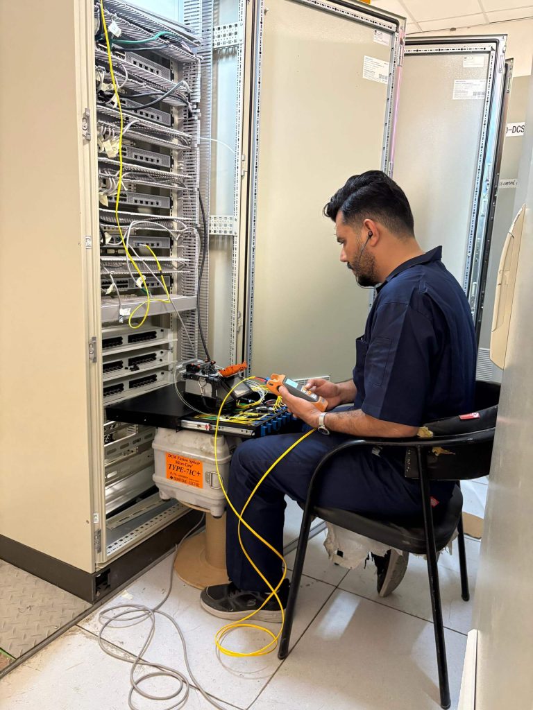 تست نهایی تار های فیوژن شده با استفاده از دستگاه Optical Power Meter و راه اندازی خطوط نوری