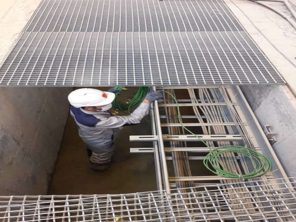 عملیات کابل‌کشی و آرایش مسیر فیبر نوری در ترنچ‌های زیرزمینی 