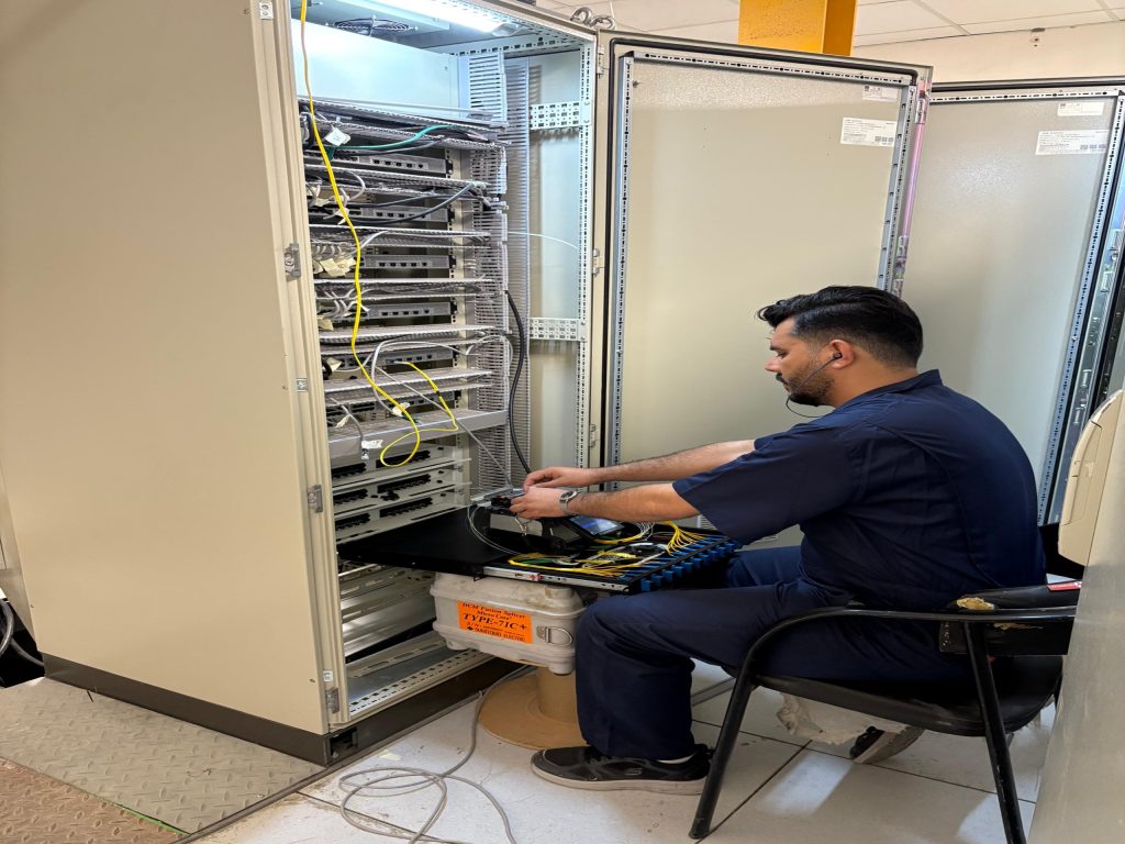 تست نهایی تار های فیوژن شده با استفاده از دستگاه Optical Power Meter و راه اندازی خطوط نوری